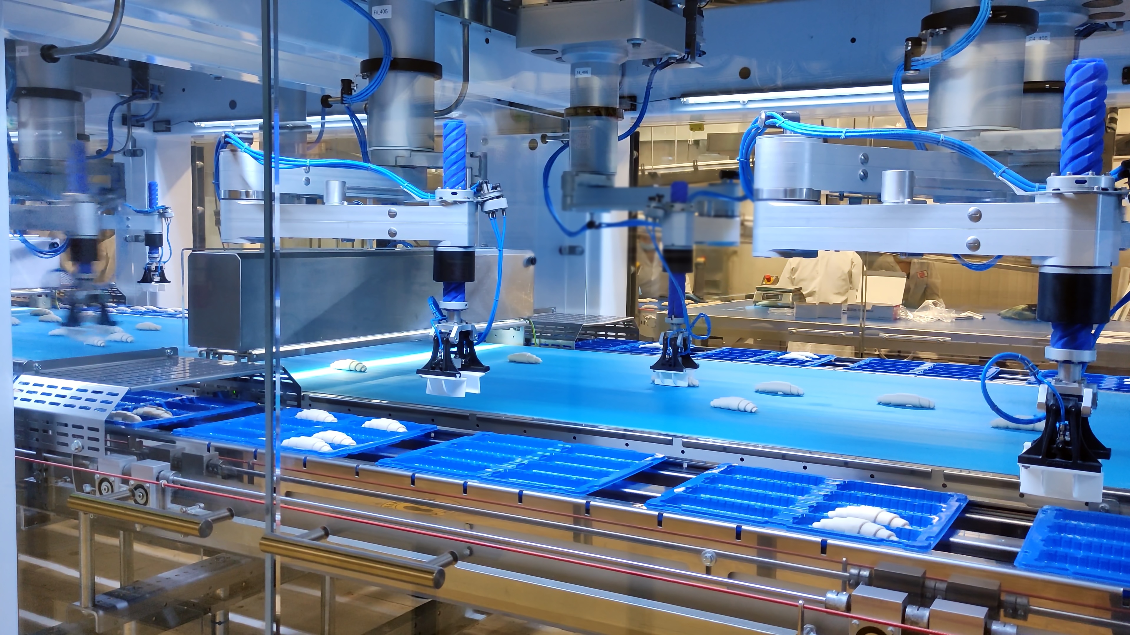 Smart machines do the work of people in a factory. Smart machines shift finished products from the conveyor belt. Concept Smart machines do the job faster and better than humans. Smart machines do the work of people in a factory. Smart machines shift finished products from the conveyor belt. Concept Smart machines do the job faster and better than humans.