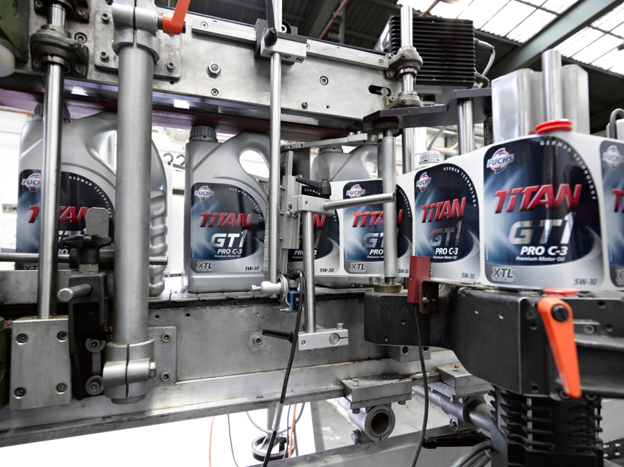 Etiketten werden an den Behältern des FUCHS-Motoröls befestigt TITAN GT1 PRO C-3 SAE 5W-30.