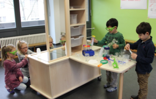 Kinder, die mit Laborgeräten experimentieren